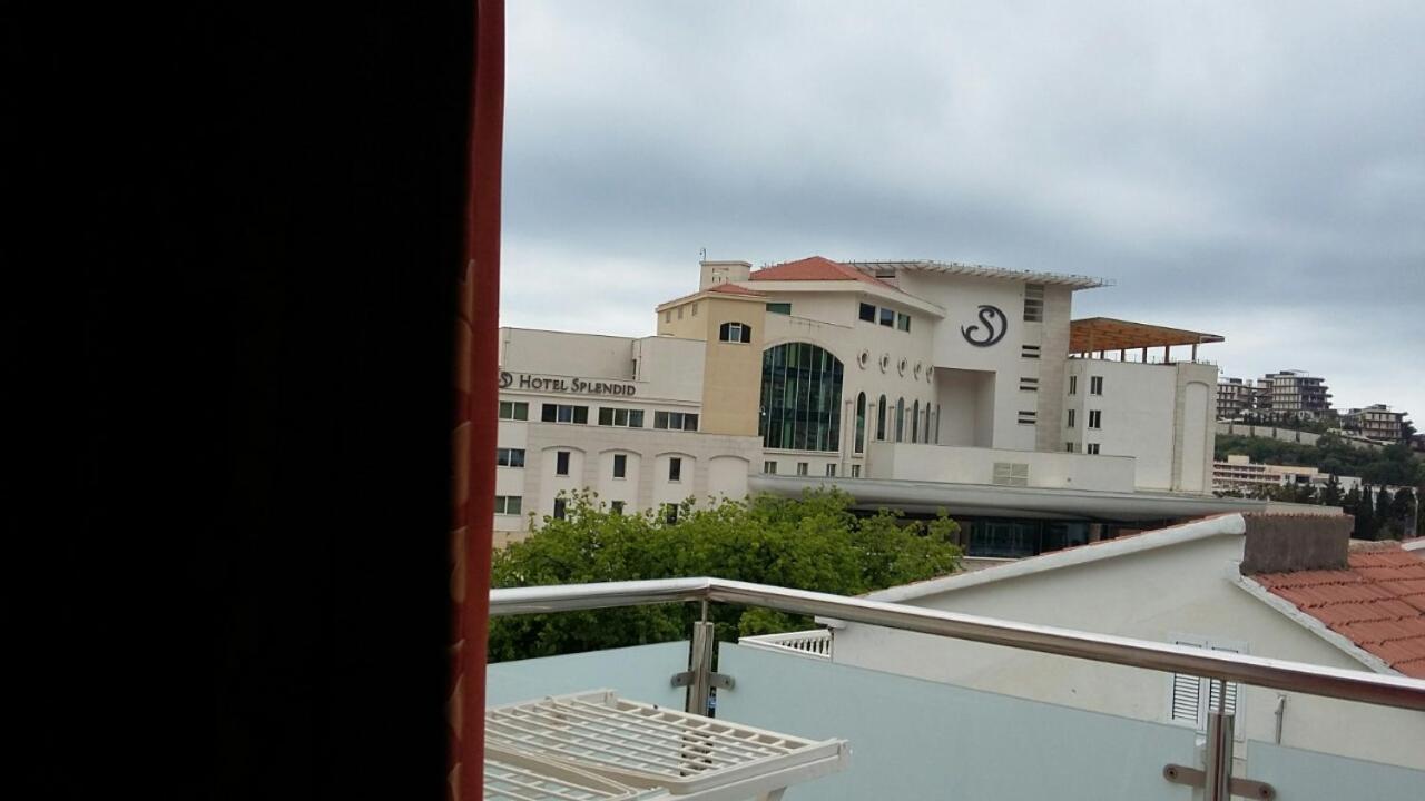 Apartmani Becici Bilik gambar