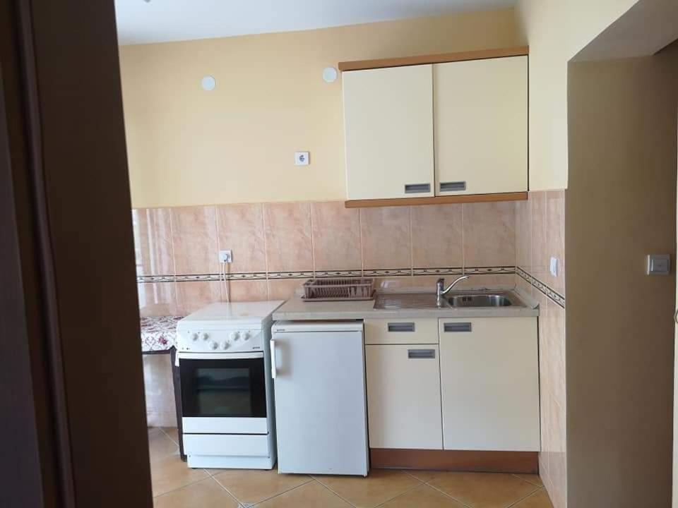 Apartmani Becici Bilik gambar