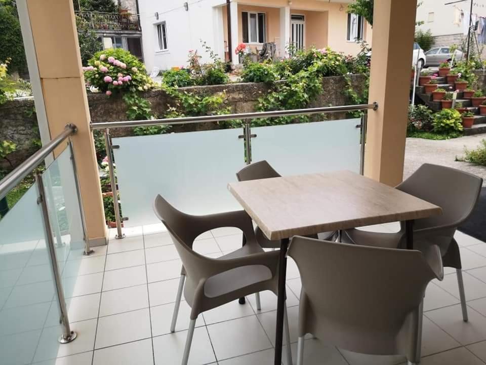Apartmani Becici Bilik gambar