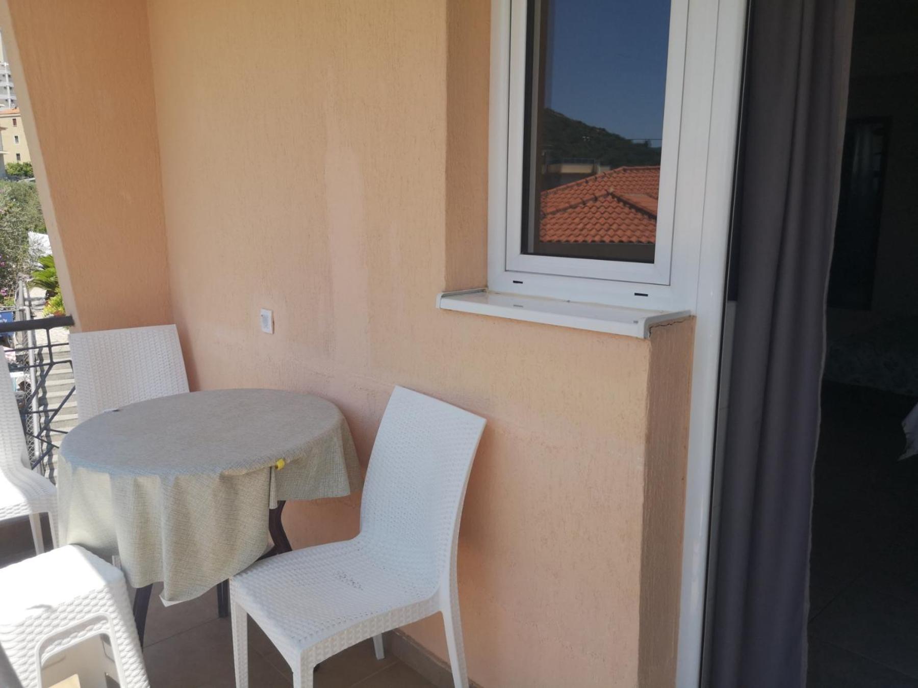 Apartmani Becici Bilik gambar