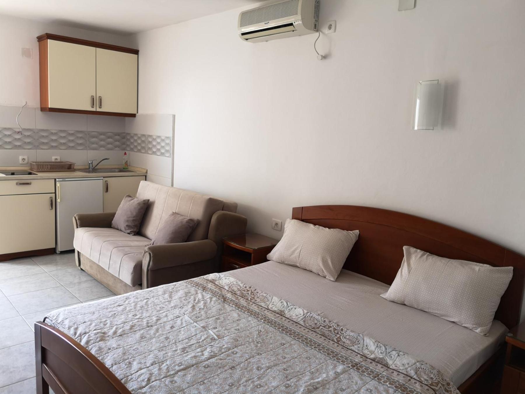 Apartmani Becici Bilik gambar