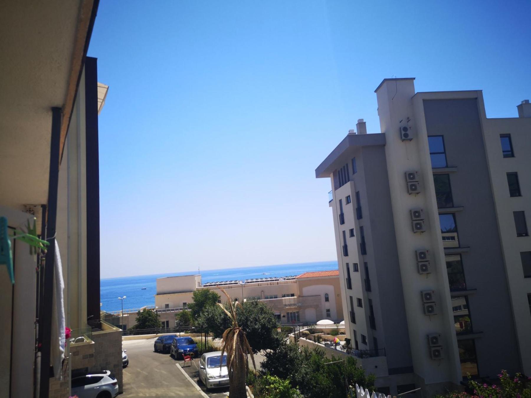 Apartmani Becici Bilik gambar