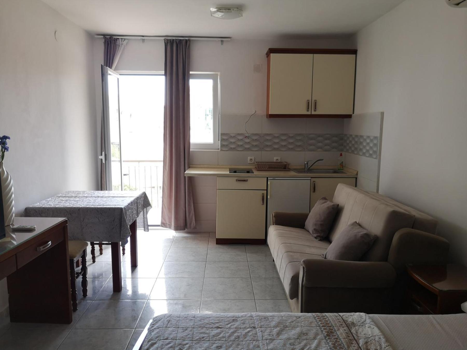 Apartmani Becici Bilik gambar