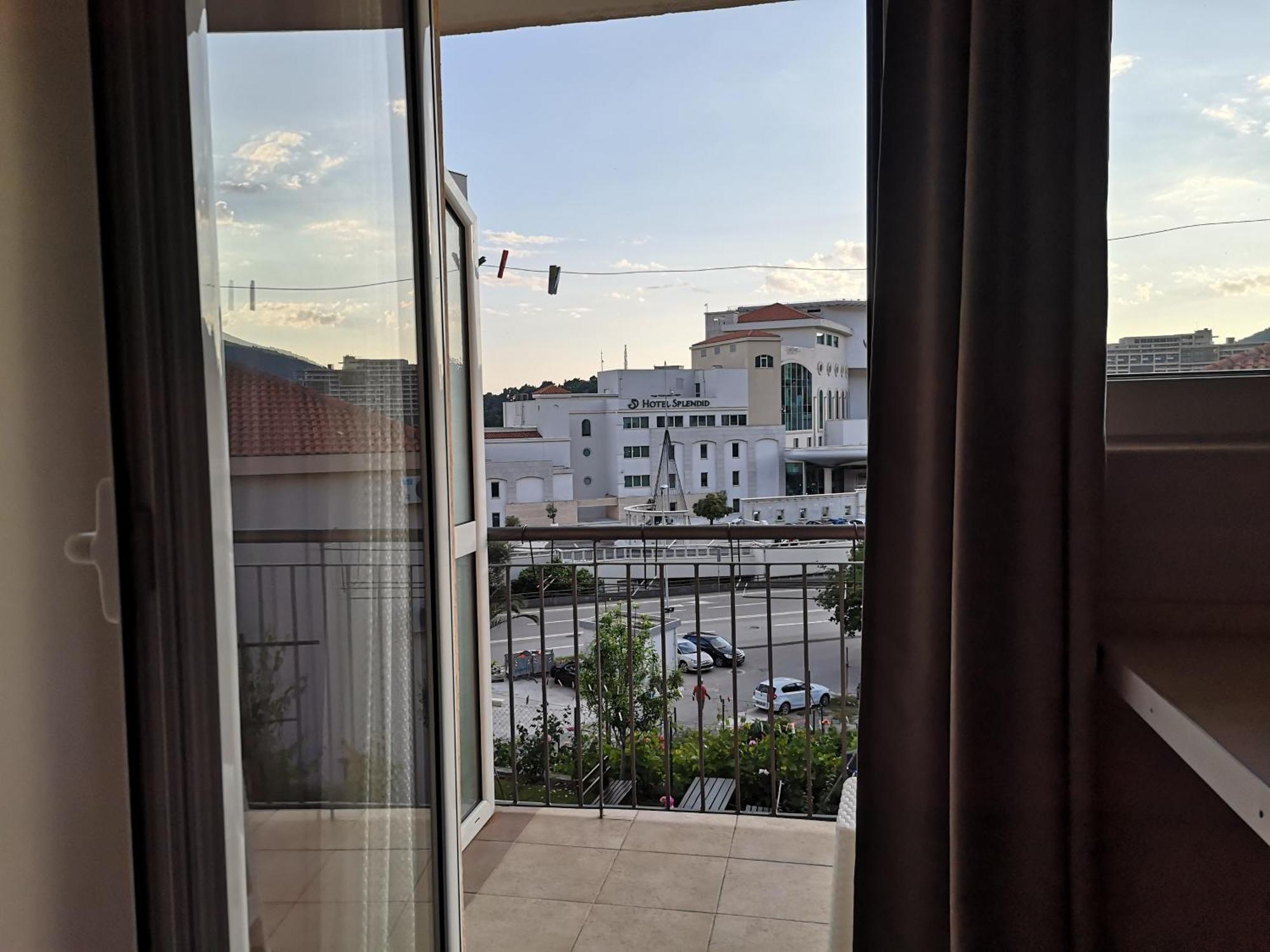 Apartmani Becici Bilik gambar